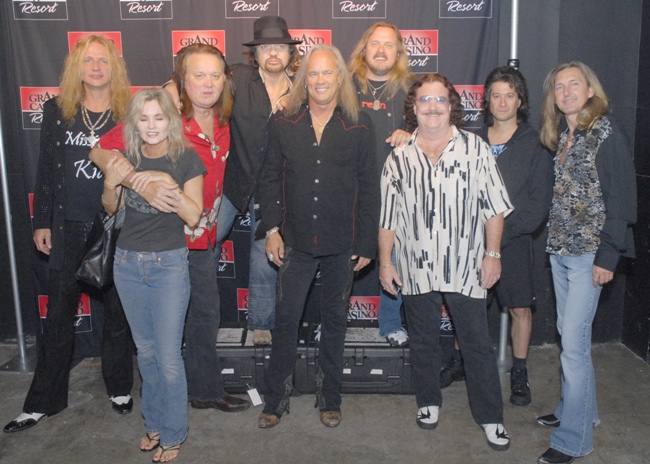 Avec Lynyrd Skynyrd : Ean Evans - Alison Heafner - Robert Nix - Gary Rossington - Rickey Medlocke - Johnny Van Zant - Billy Powell - Michael Cartellone - Mark Matejka Alison Heafner, Robert Nix et Lynyrd Skynyrd